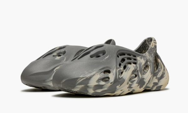 adidas-yeezy-yeezy-foam-rnnr-mxt-moon-gray_16658090_32536103_800 adidas-yeezy-yeezy-foam-rnnr-mxt-moon-gray_16658090_32536103_800