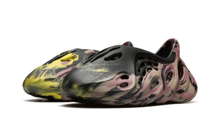 adidas-yeezy-foam-runner-mx-carbon_18977915_43156854_2048