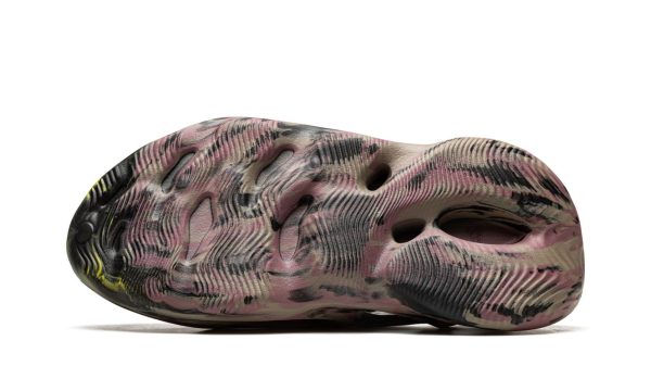 adidas-yeezy-foam-runner-mx-carbon_18977915_43156865_2048 adidas-yeezy-foam-runner-mx-carbon_18977915_43156865_2048